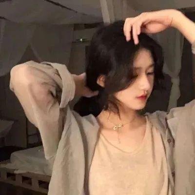 照片里的伴娘
