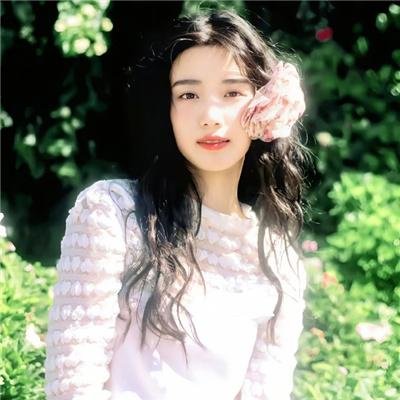 与一位女士合影